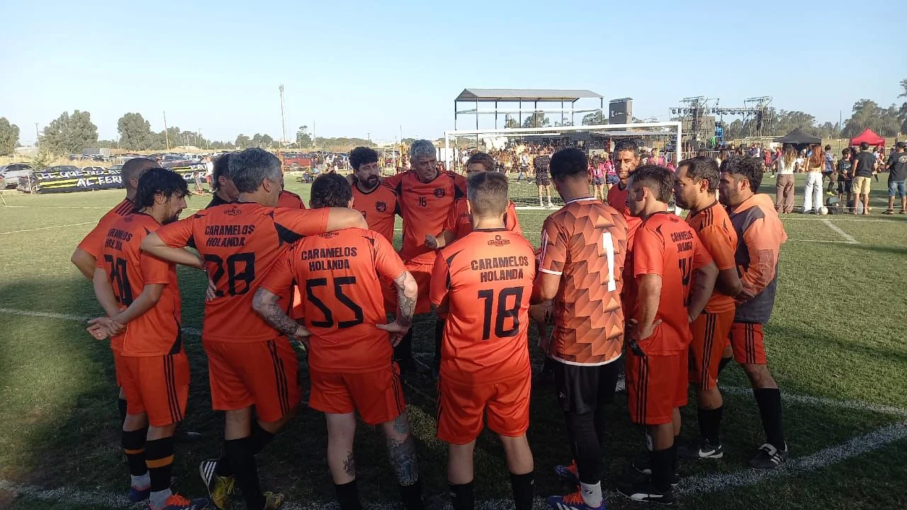 Jugadores de Caramelos Holanda reunidos antes de un partido