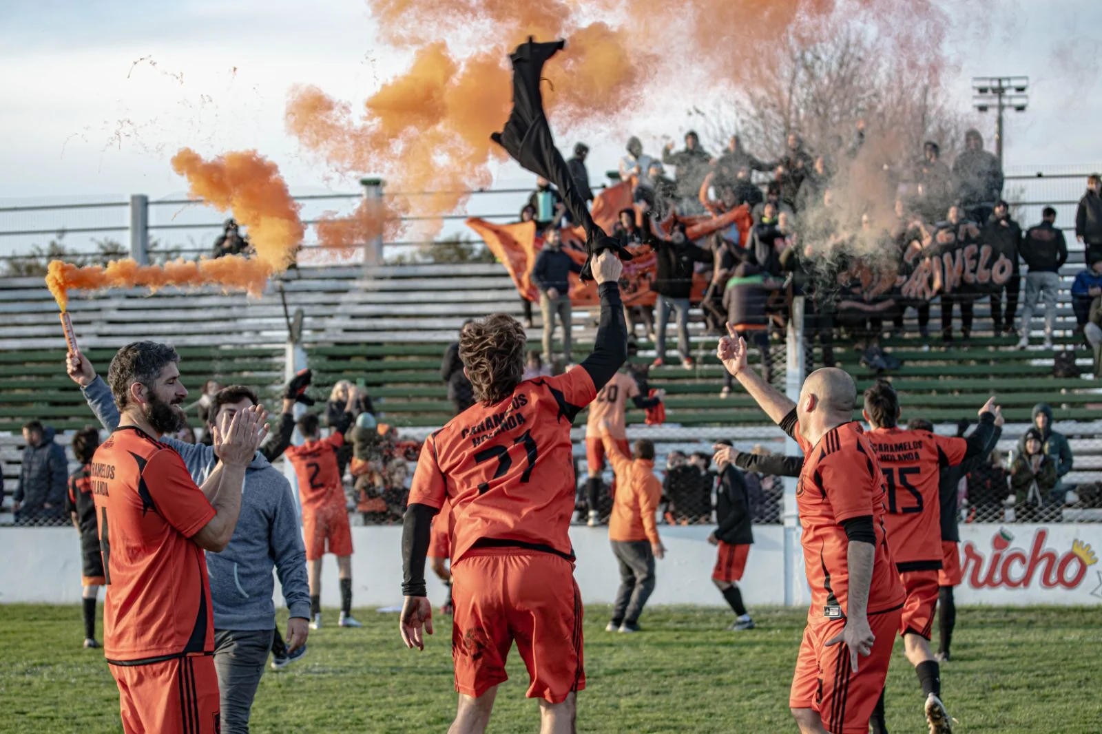 Jugadores de Caramelos Holanda saludando a la tribuna durante un festejo