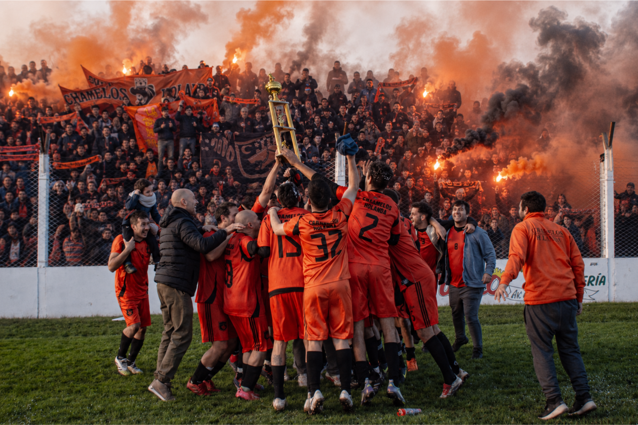 Equipo de Caramelos Holanda celebrando con la copa frente a la tribuna